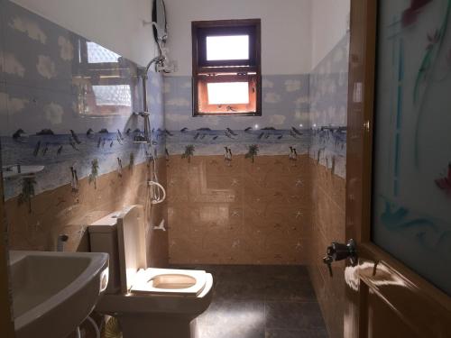 哈普塔拉的住宿－保羅地區住宿加早餐旅館，一间带卫生间和水槽的浴室
