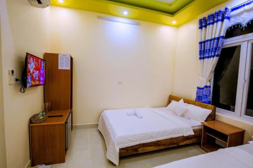 a small bedroom with a bed and a window at KHÁCH SẠN GIA THỊNH LÝ SƠN in Ly Son