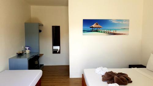 pokój z 2 łóżkami i molo w obiekcie Positano Alona Beach Panglao w Panglao City