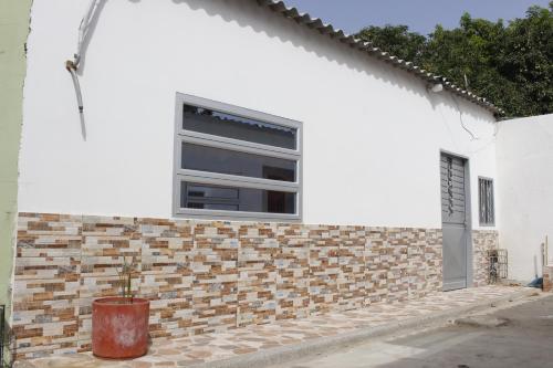 una pared de ladrillo con una ventana en una casa en Apartamentos Arpushana, en Ríohacha