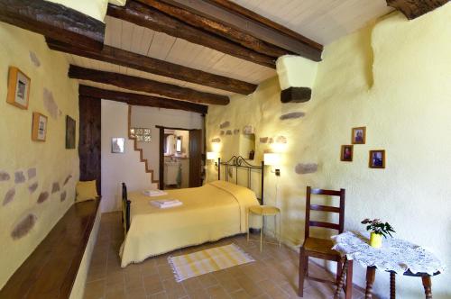 a bedroom with a bed and a table in a room at La Girandola in Cupramontana