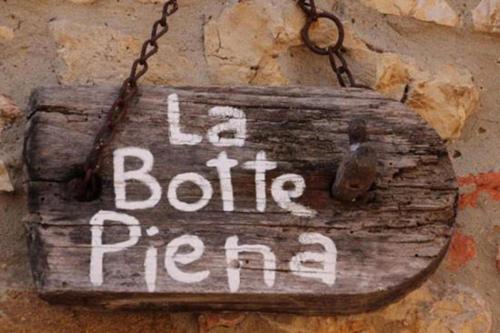 a sign hanging on a wall that says be bottle fight at B&B Il Glicine in Montefollonico