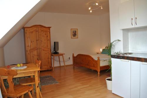 a kitchen and living room with a table and a bed at Weingut Primus Südsteiermark in Spielfeld