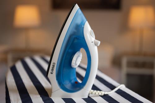 a blue and white iron sitting on top of a table at Blue Mountains Highway Motel in Katoomba