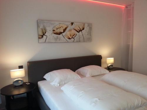 two beds in a hotel room with two lamps at Huis van Vletingen Apartment in Ghent