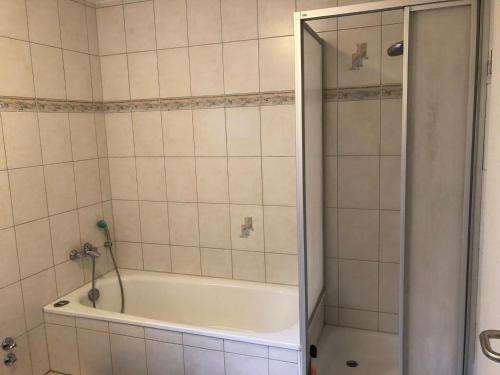 bagno con vasca e cabina doccia. di Holstengang 31 1 Zimmer FEWO a Flensburgo