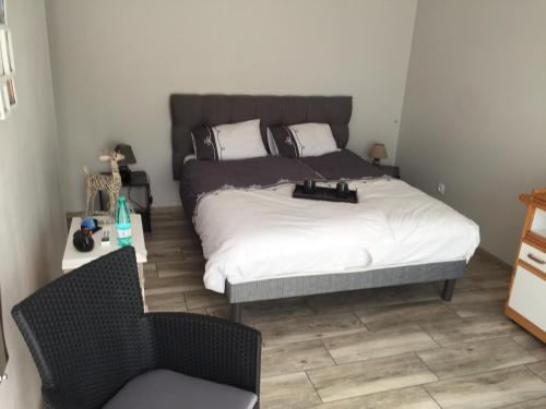 Ένα ή περισσότερα κρεβάτια σε δωμάτιο στο Alaguyauder le Studio