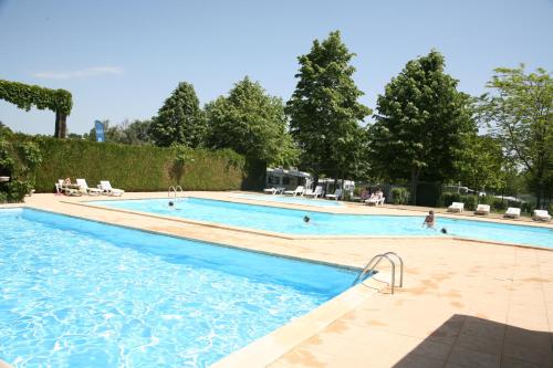 - une grande piscine avec des personnes dans l'établissement Mobil Homes XXL2 4 chambres - Camping Le Ranch des Volcans, à Châtel-Guyon