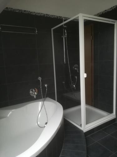 Ένα μπάνιο στο Top Ferienwohnung 125 m² in Salem