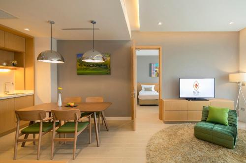 Una televisión o centro de entretenimiento en Eastin Thana City Golf Resort Bangkok