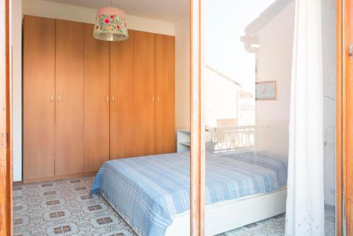 a bedroom with a bed and a sliding glass door at Casa Maestrale -Mistral Sea Breeze in Monterosso al Mare