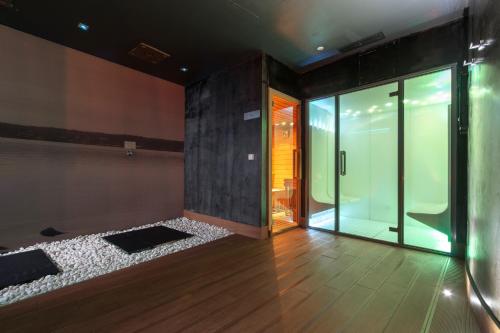 a room with a room with a glass door at Lisotel - Hotel & Spa in Leiria