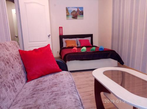 イヴァノヴォにあるЛежневская 124の赤い枕付きのベッドが備わる小さな客室です。
