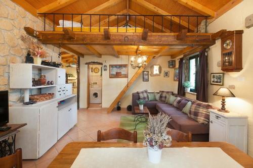 Η κουζίνα ή μικρή κουζίνα στο Holiday house Jano in Makarska, jacuzzi