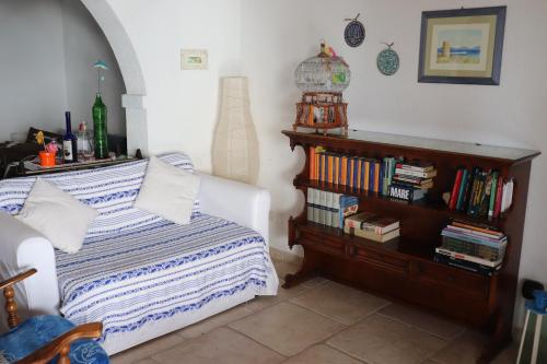 um quarto com uma cama e uma estante de livros com livros em Chia Aloe & Cactus em Chia