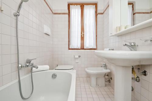 纳托Villa Mira - pool - view - aircon的带水槽、马桶和淋浴的浴室