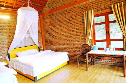 Łóżko lub łóżka w pokoju w obiekcie Trang An Lotus Lake Homestay