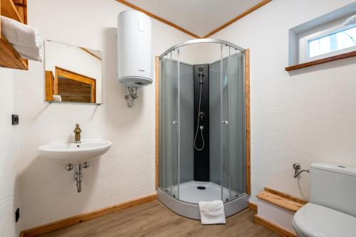 y baño con ducha y lavamanos. en Zündstoff-City Western-Motel en Hemfurth-Edersee