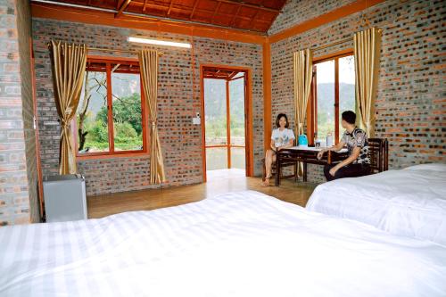 Giường trong phòng chung tại Trang An Lotus Lake Homestay