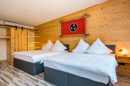A bed or beds in a room at Zündstoff-City Western-Motel