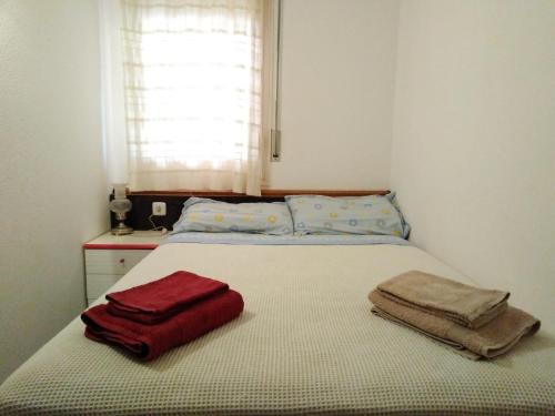 Giường trong phòng chung tại Bonito apartamento, con piscina, excelente wifi y aire acondicionado