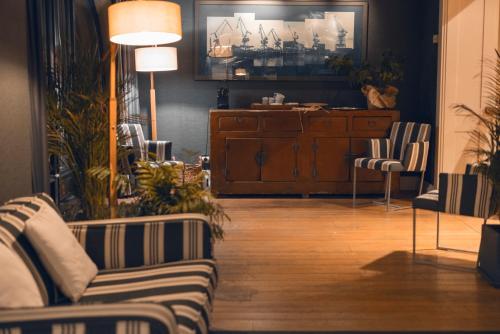 Ein Sitzbereich in der Unterkunft Ercilla Embarcadero Hotel