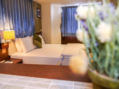 a living room with a couch and a window at MF Hotel, penghu in Magong
