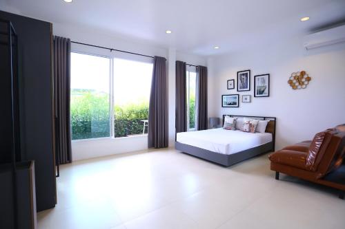 una camera con un letto e una grande finestra di Thacha Pool Villa B a Hua Hin