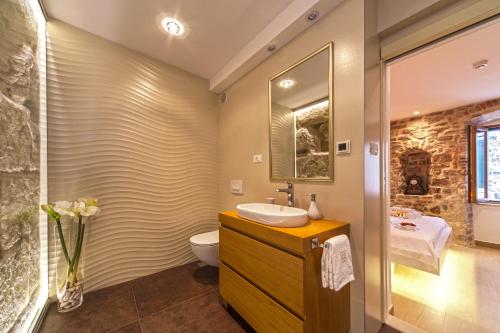 un bagno con lavandino e WC di Golden Palace a Spalato (Split)