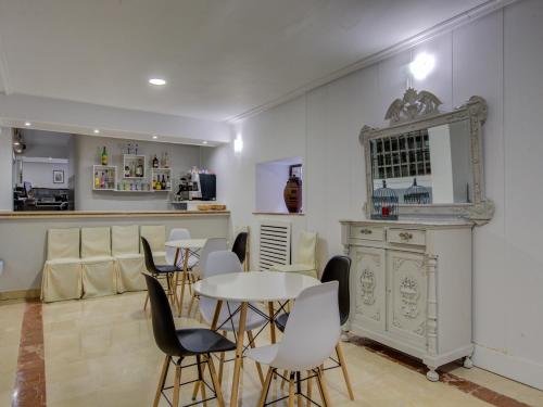 ein Zimmer mit einem Tisch und Stühlen sowie einer Bar in der Unterkunft Emperatriz I in Salamanca