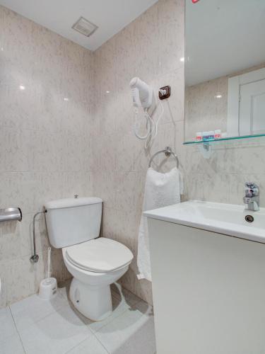 a bathroom with a toilet and a sink at Emperatriz I in Salamanca