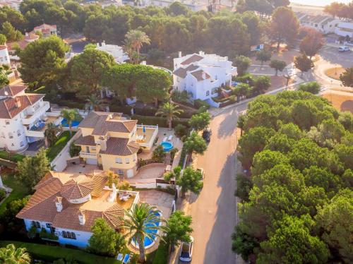 arial view of a house with trees and a street at ARENDA Villa Coral Pino Alto in Miami Platja
