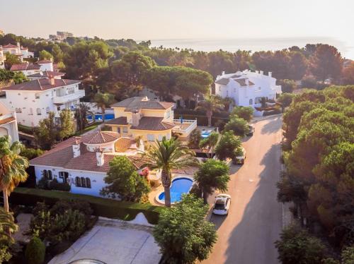 an aerial view of a house with a swimming pool at ARENDA Villa Coral Pino Alto in Miami Platja
