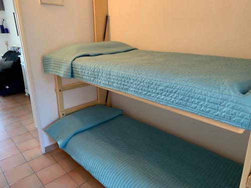 グリモーにあるPort Grimaud Les Voilesの出入り口付きの小さな部屋の二段ベッド2台分です。