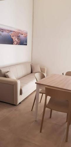 a living room with a couch and a table at Palazzo Leonardo in Il-Furjana