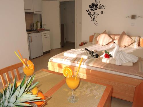 pokój hotelowy z łóżkiem i stołem ze stołem o wymiarach sześciu w obiekcie Iva Apartmani w mieście Tribunj