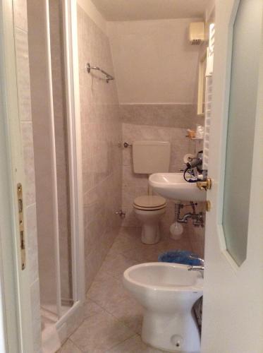 La salle de bains est pourvue de toilettes et d'un lavabo. dans l'établissement Camere Carlo, à Vernazza