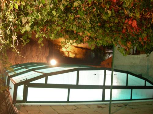 una piscina con una luce sopra di Logis Hôtel restaurant Auberge de la Cascade a Sainte-Énimie