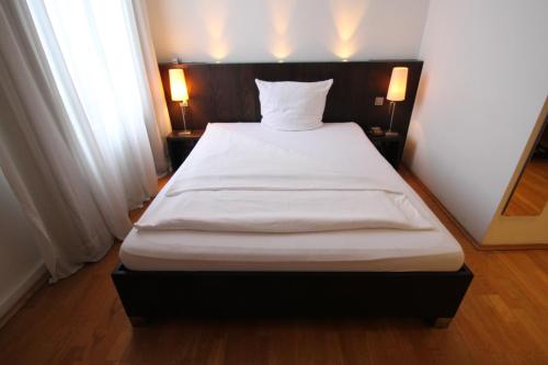 Una cama o camas en una habitación de Hotel Lorenz