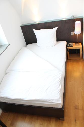 Una cama o camas en una habitación de Hotel Lorenz