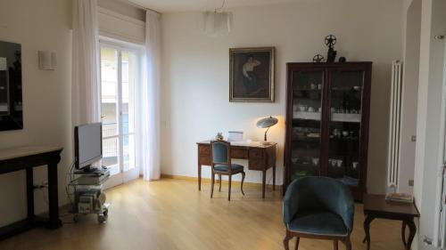 Spacious panoramic apartment - half way Center-Vomero district