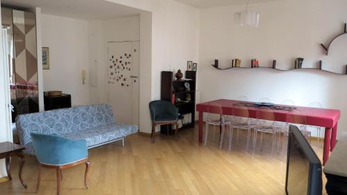 Spacious panoramic apartment - half way Center-Vomero district