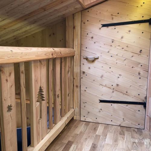 Cette chambre est dotée de murs en bois et de parquet. dans l'établissement Le joli nid, à Les Deux Alpes