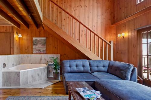 a living room with a couch and a bath tub at The Polish Place in Mount Tamborine