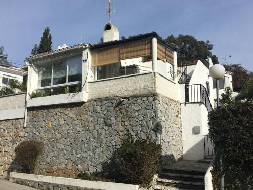 Το κτήριο όπου στεγάζεται  η παραθεριστική κατοικία