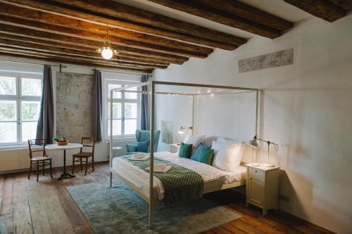 Postel nebo postele na pokoji v ubytování Miss Sophie's Olomouc - Boutique Hotel
