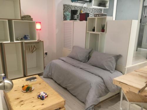 - une petite chambre avec un lit et une table dans l'établissement Le cocon de Sfax, à Sfax