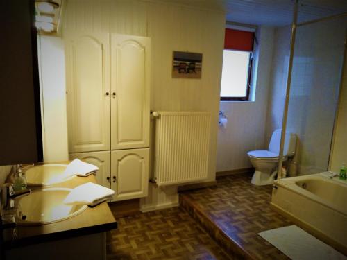 y baño con lavabo y aseo. en "Knokke-Guestroom" charming room in KNOKKE city center is pet-friendly! en Knokke-Heist