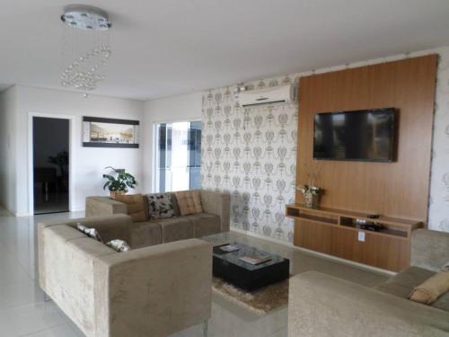 沙佩科的住宿－Star Hotel，带沙发和平面电视的客厅