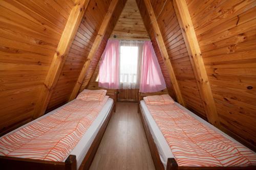 Ein Bett oder Betten in einem Zimmer der Unterkunft Ośrodek Wypoczynkowy Stadnina Koni Kaszubski Bór